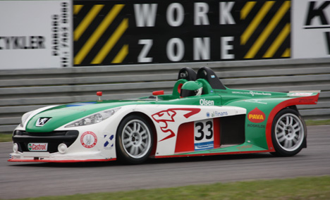 Allan Olsen i sin Castrol farvede Spider, kommende weekend er det de røde spejle at Allan Olsen skal kigge godt i.